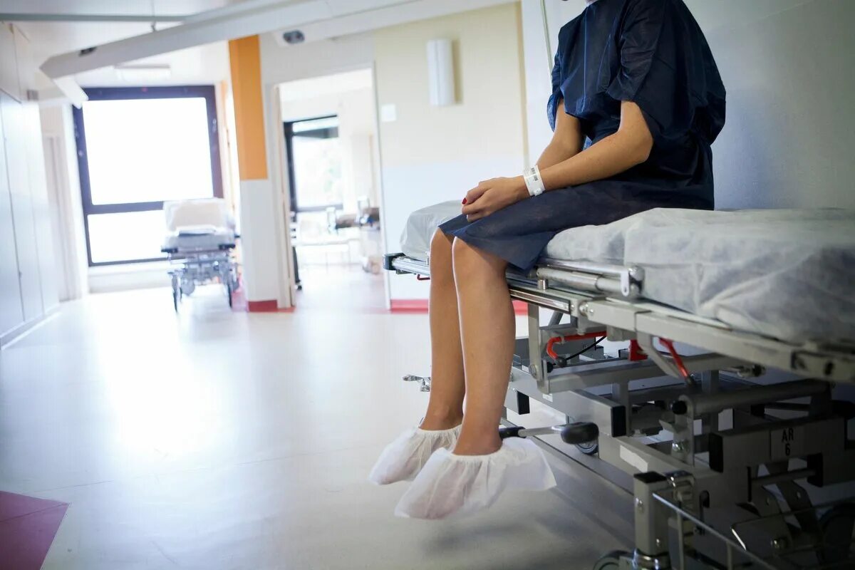 Гинекологическое кресло в больнице. Девушка на операционном столе. Подростковая гинекология. В больнице перед абортом.