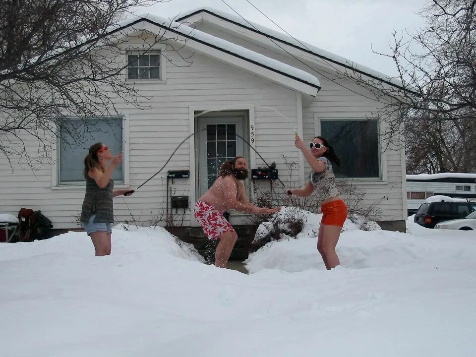 сон на морозе. русские не боятся холода картинки. надпись для детей мы мороза не боимся. не страшны зимой морозы. душевного тепла в зимние холода.