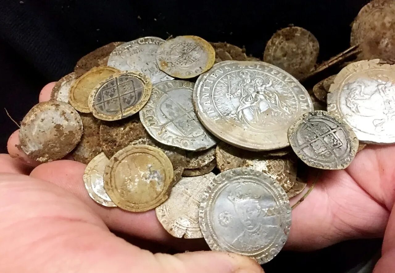 В каком году нашли первое золото. Старинные золотые монеты. Клад монет. Клад золотых монет. Старинные монеты клад.