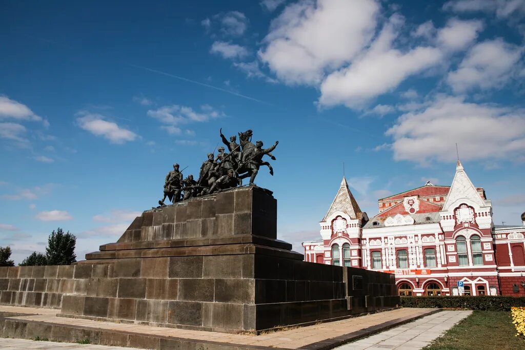 Чапаев самарская область. Самарский театр драмы памятник Чапаеву. Памятник Василию Чапаеву в Самаре. Площадь Чапаева в Самаре. Самара площадь Куйбышева памятник Чапаеву.