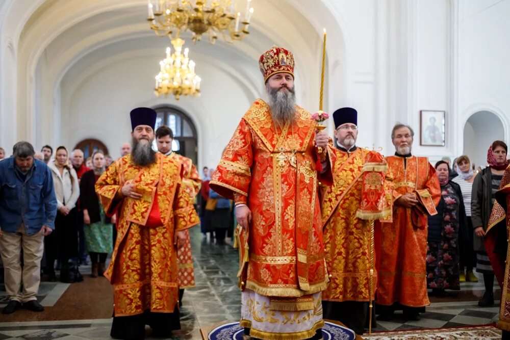 Вечерняя служба в монастыре. Архиерейская служба монастырь. Вечернее богослужение Исповедь. Архиерейская служба Новодевичий. Верхотурье Свердловская область богослужение.