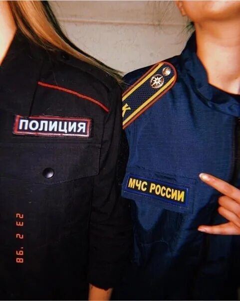 Парни в полицейской форме эстетика. Полицейский и рука девушки. Эстетика полиции девушек. Полицейский эстетика. Полицейский со спины.
