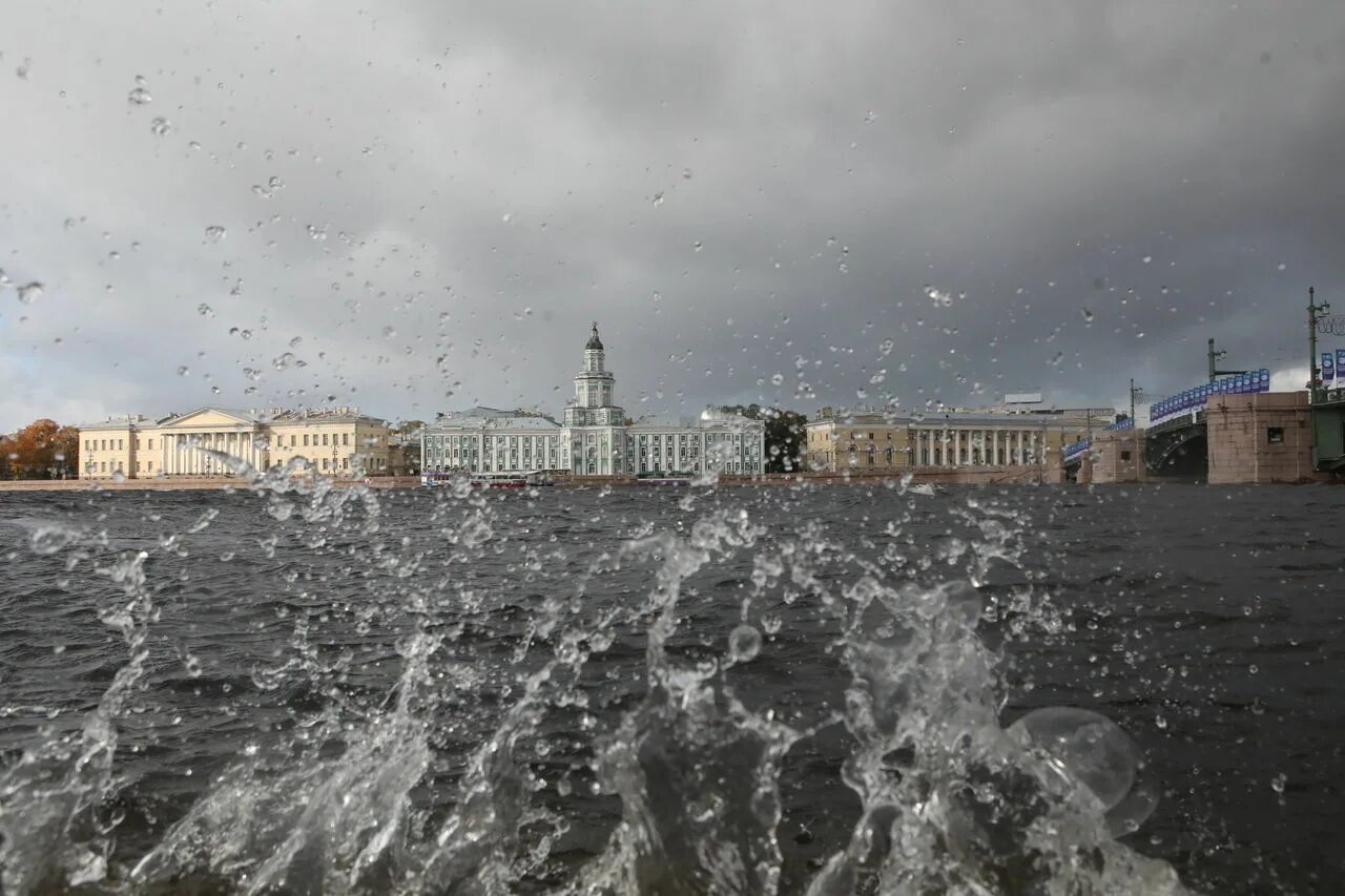 Ветер на Неве в Санкт-Петербурге. Санкт-Петербург дождь. Дождь в Питере. Пасмурный Петербург.