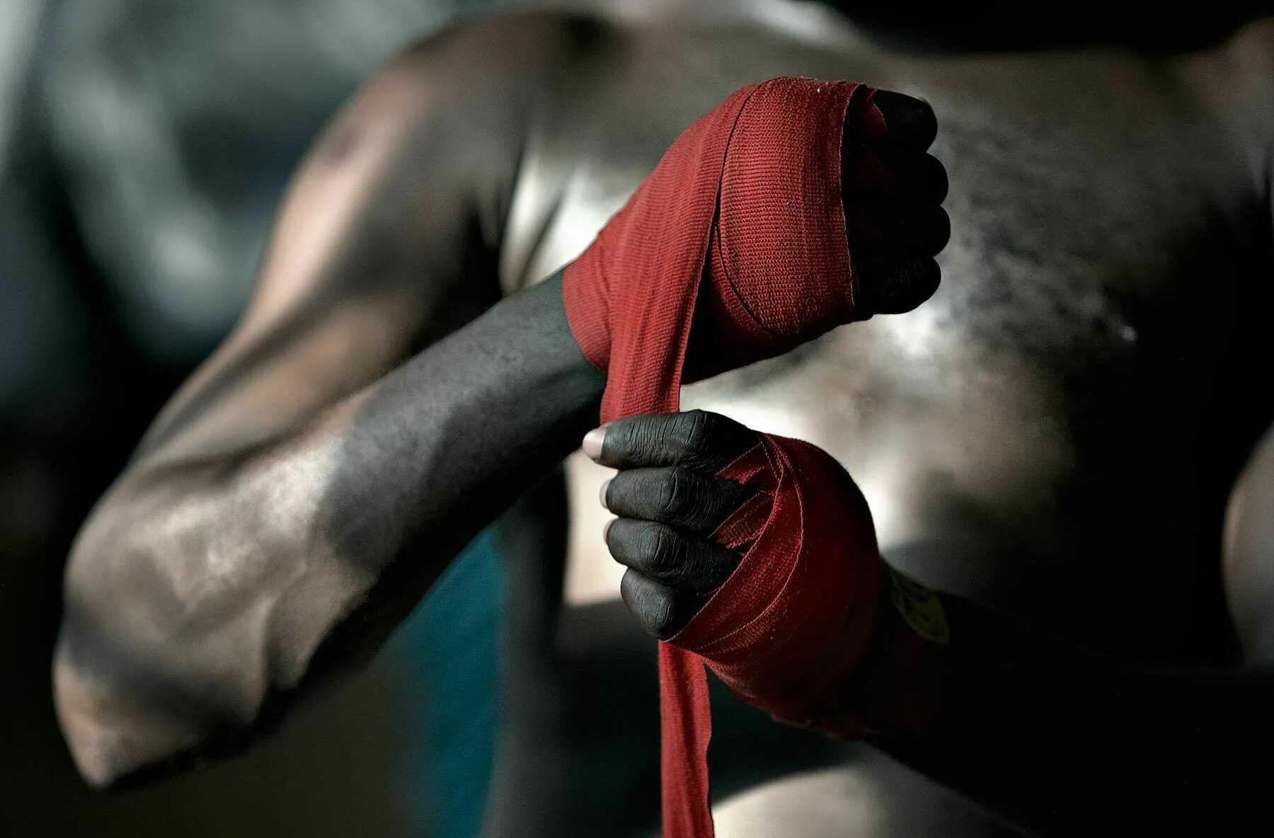 Боксер зарабатывающий кулаками на жизнь 5 букв. Боксерские перчатки на ринге. Боксер в перчатках. Боевые искусства Эстетика. Боксерские бинты на руке.