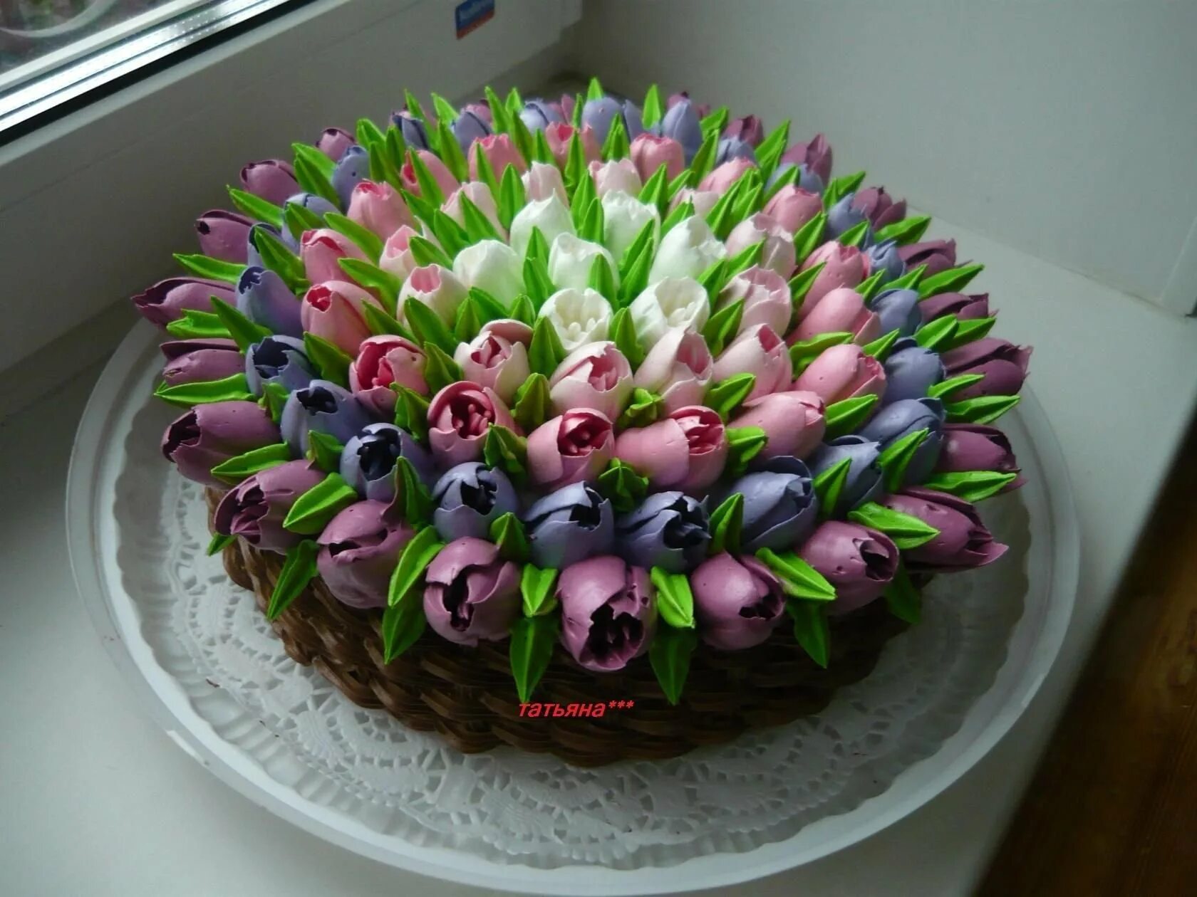 торт с тюльпанами. торт с тюльпанами. кремовое украшение торта. украшение торта тюльпанами из крема. тортик с тюльпанами из крема.