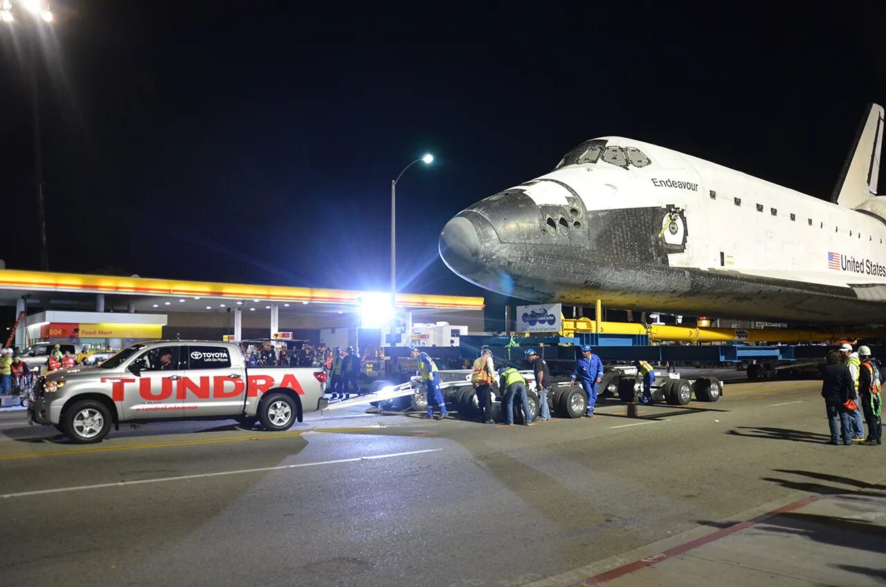 Could fora. Space Shuttle Endeavour Toyota Tundra. Индевор шаттл. Тойота буксирует Space Shuttle. Тойота тундра буксирует шаттл.