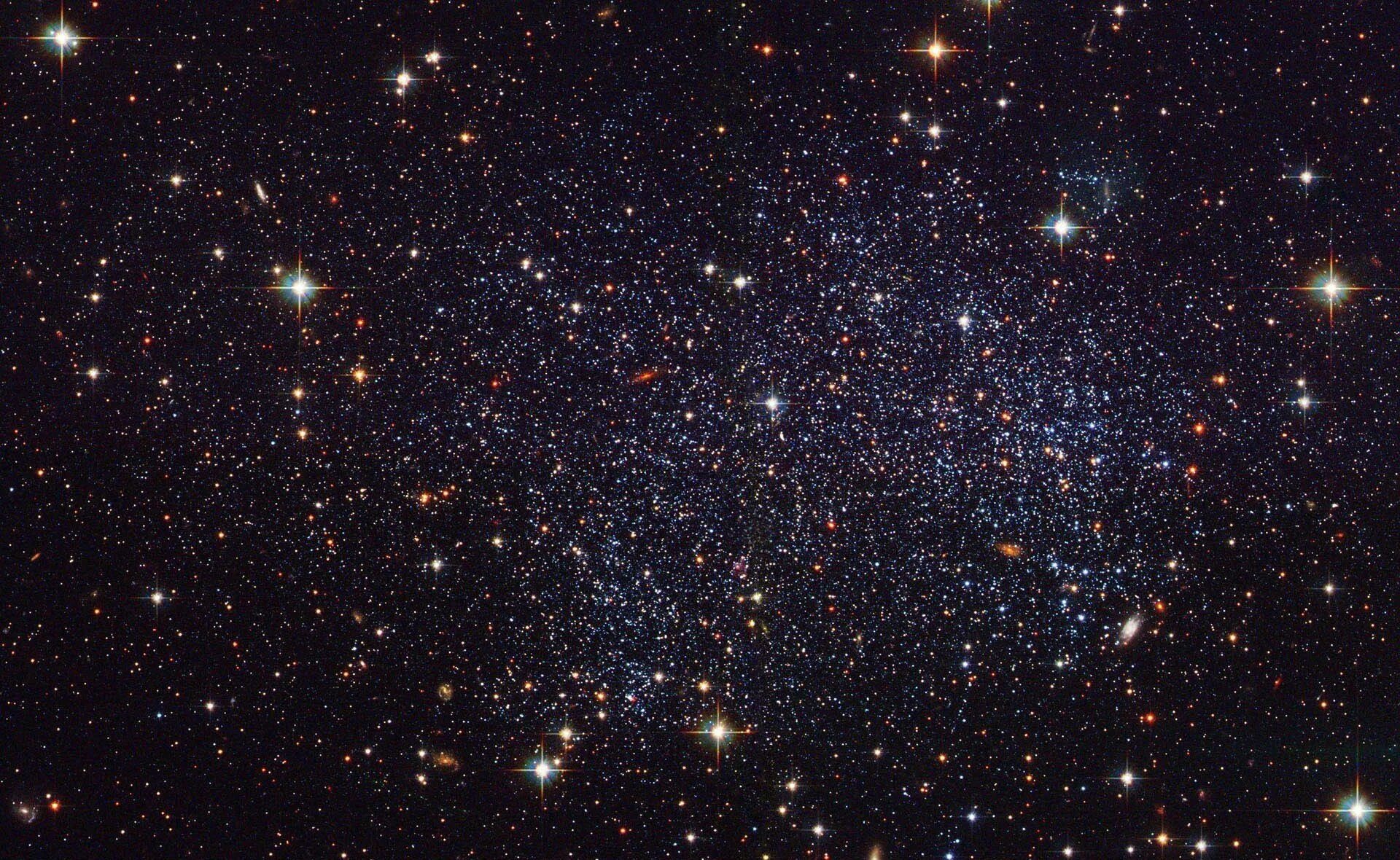 Карликовая Галактика в созвездии скульптор. NGC 6822 В созвездии Стрелец. Скопление галактик Хаббл. Малое Магелланово облако Хаббл.