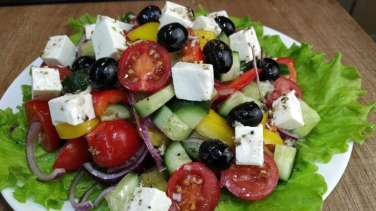 Салат оливки помидоры сыр фетакса. Греческий салат с фетаксой и маслинами. Салат греческий на белом фоне.