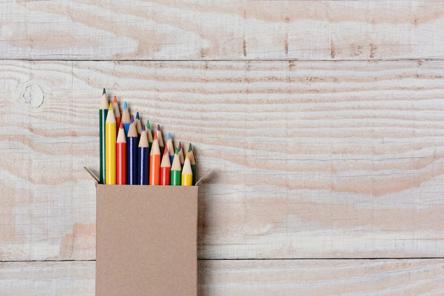 Карандаши на столе. Бумага и цветные карандаши. Бумага и цветные карандаши на столе. Цветные карандаши на столе.