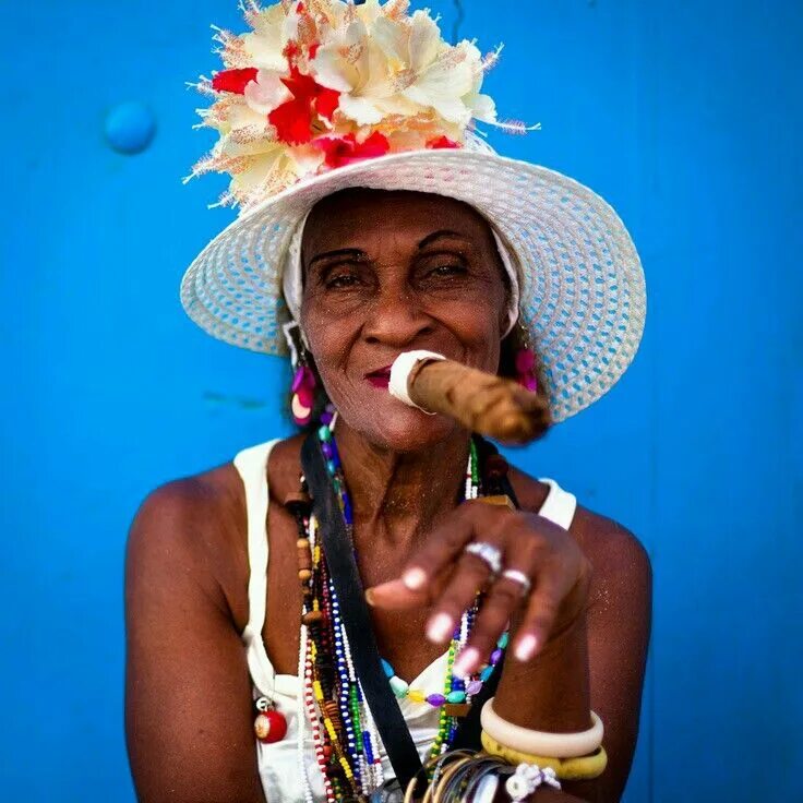 Настоящий кубинский. Кубинские женщины. Кубинец с сигарой. Кубинка с сигарой. Красивая Кубинка с сигарой.