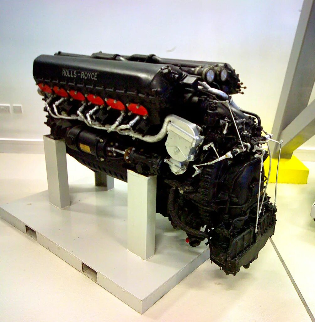 Двигатель роллс ройс. Двигатель Rolls-Royce Merlin. Rolls Royce Merlin v12. Двигатель Rolls-Royce v12. Rolls-Royce Merlin v12 машина.