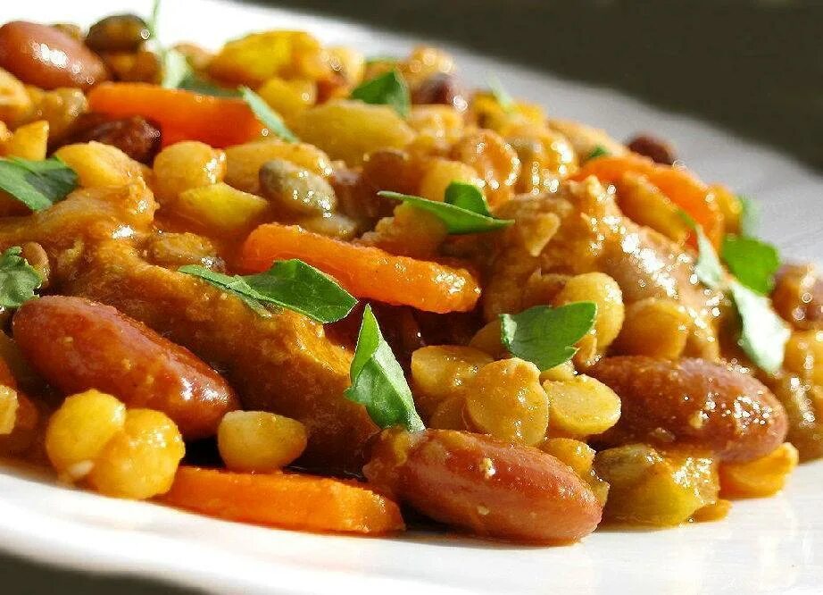 Фасоль быстро и вкусно. Фасоль с овощами. тушеная фамольс овощами. блюда из бобовых. фасоль тушенная с овощами.