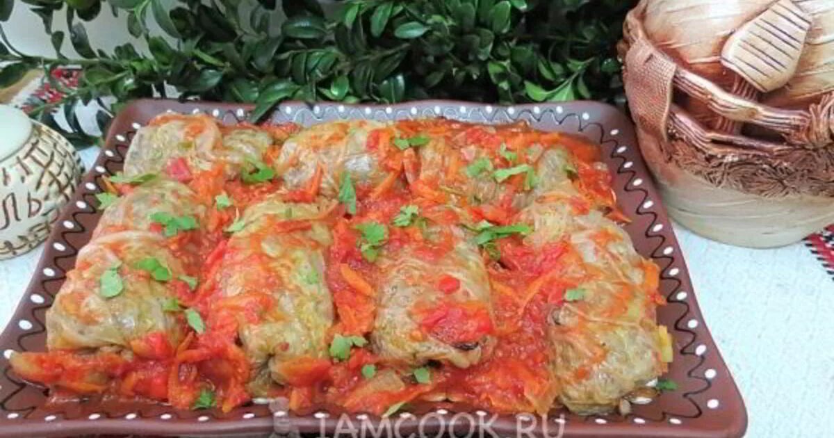 Постные голубцы. Голубцы с гречкой. Голубцы с гарниром гречка. Голубцы с грибами и гречкой. Голубец с гарниром и соусом.