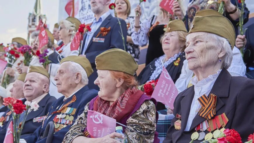 Идут ветераны слова. Ветераны на параде Победы. Толпа ветеранов. Парад Победы 2016 ветераны. Ветераны женщины на параде.