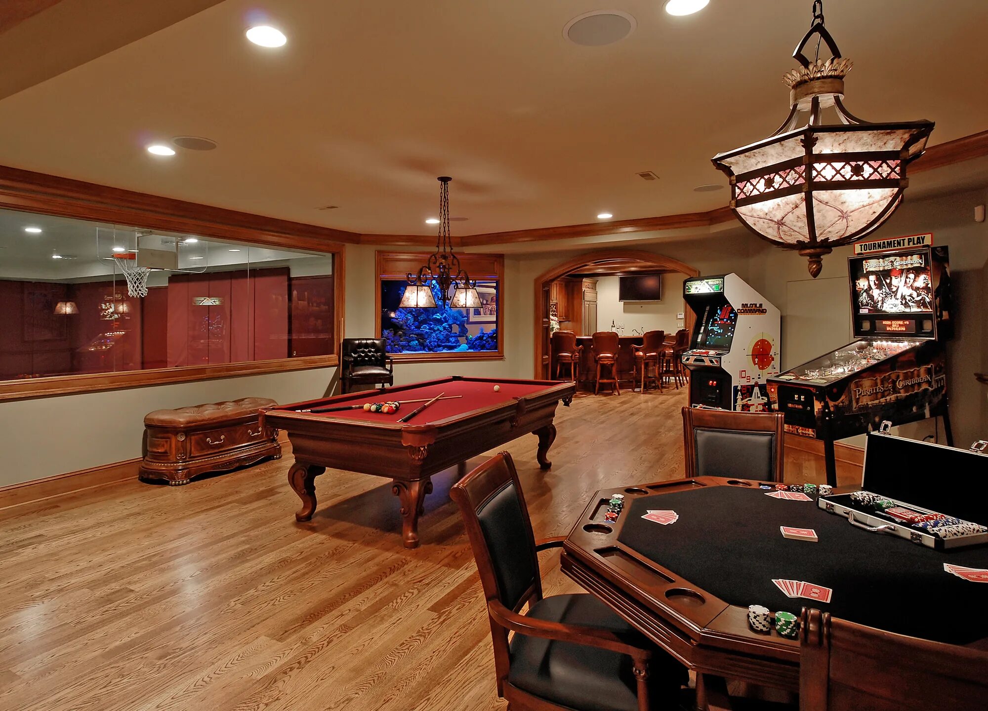 Игровая комната для покера. Казино комната. Покерный зал в доме. Комната для азартных игр.