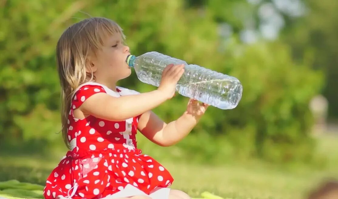 Дети пьют из бутылки. Дети воды. Лето жара дети. Ребенок летом в жару. Ребенок пьет.
