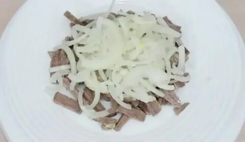 Салат с говядиной и маринованным луком