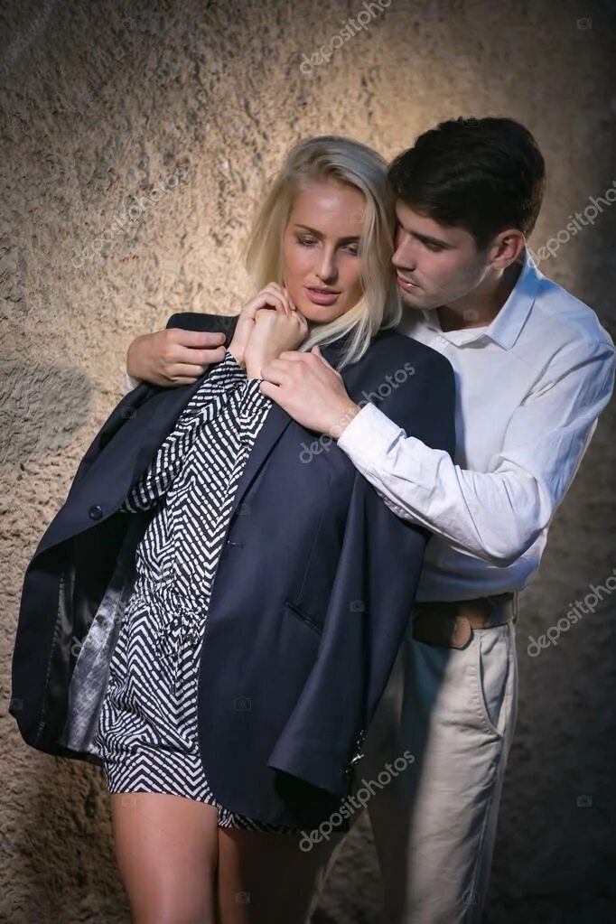 Накидывает пиджак на плечи девушки. Мужчина накидывает на девушку пиджак. Мужчина надевает пальто женщине. Мужчина надевает на девушку пальто.