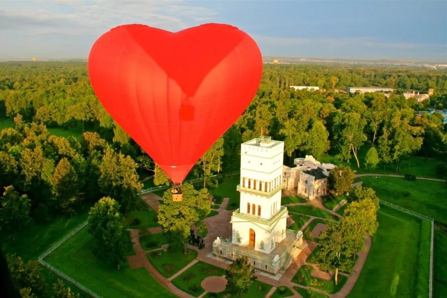 Санкт петербург на воздушном шаре. Воздушный шар в виде сердца. Аэростат в виде сердца. Полет на воздушном шаре в виде сердца. Полет на воздушном шаре в Санкт-Петербурге.