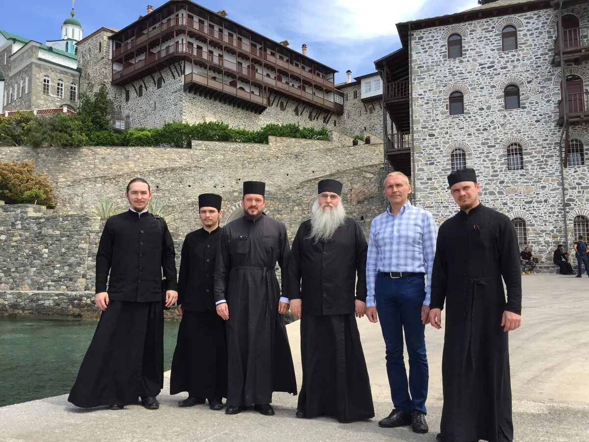 Святой афон паломническая. Гора Афон Пантелеймонов монастырь. Монахи Свято Пантелеимонова монастыря Афон. Святая гора Афон монастыри монахи. Монахи Афона Греция.