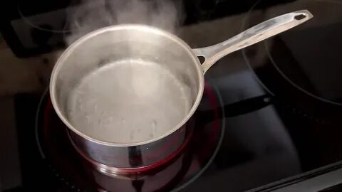 На плите стоит кастрюля с водой