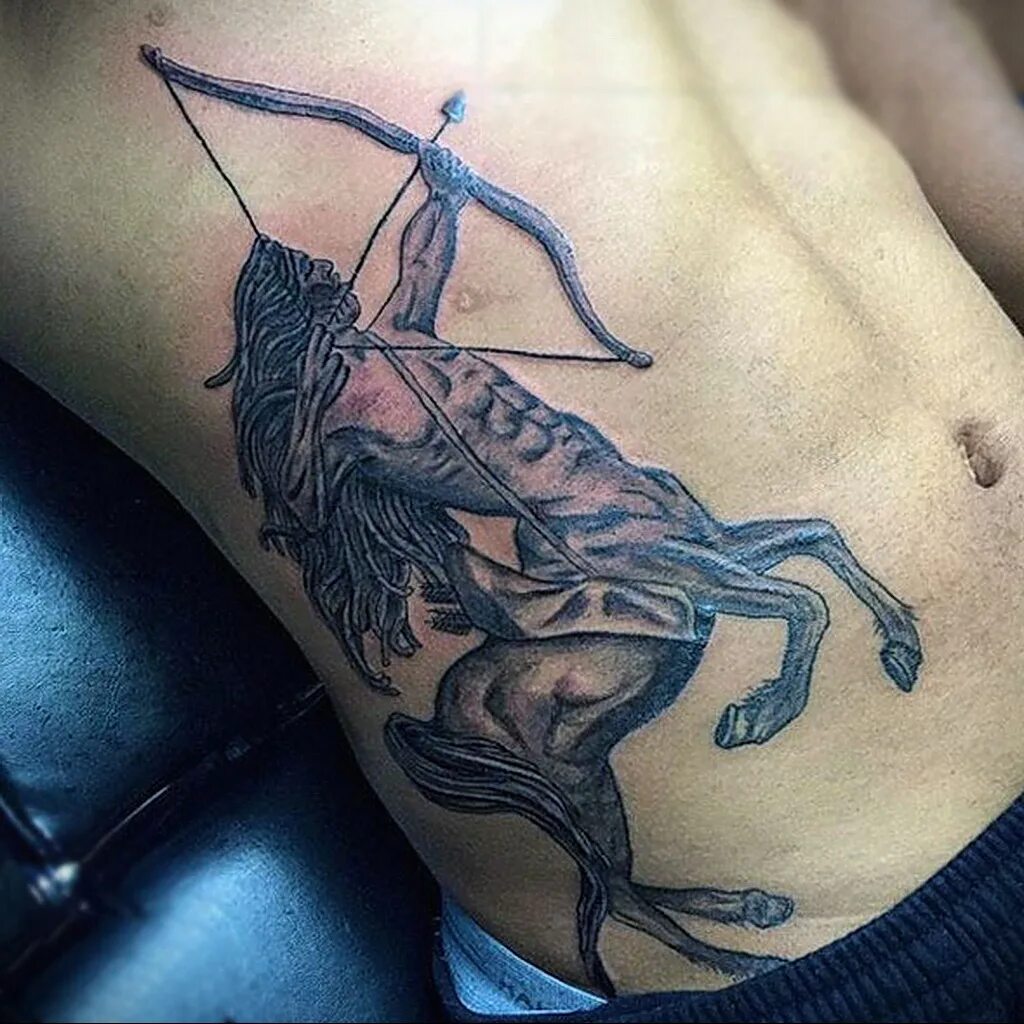 Кентавр хирон тату. Стрелец тату эскиз. Тату стрелец. Татуировка знака стрелец. Тату сагитариус.