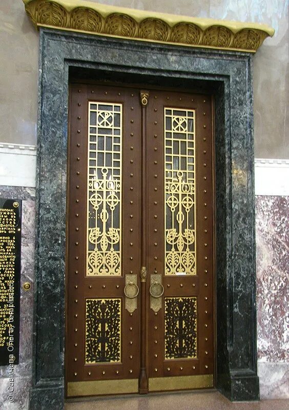 двери кронштадтского морского собора. высокая дверь в кронштадте. советские узоры на дверях. кронштадтский морской собор ворота. морской никольский собор кронштадт дверь.