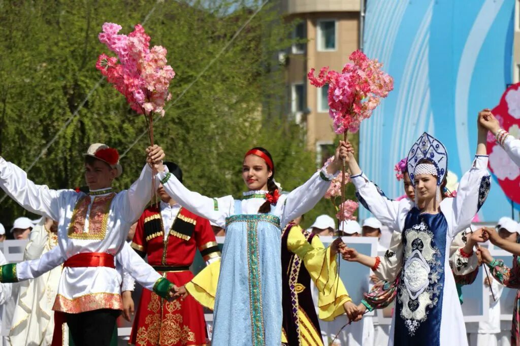 С праздником единства народа. Праздник единства народа Казахстана. Фестиваль дружбы народов. Многонациональный Казахстан. Как празднуется день рождения в россии