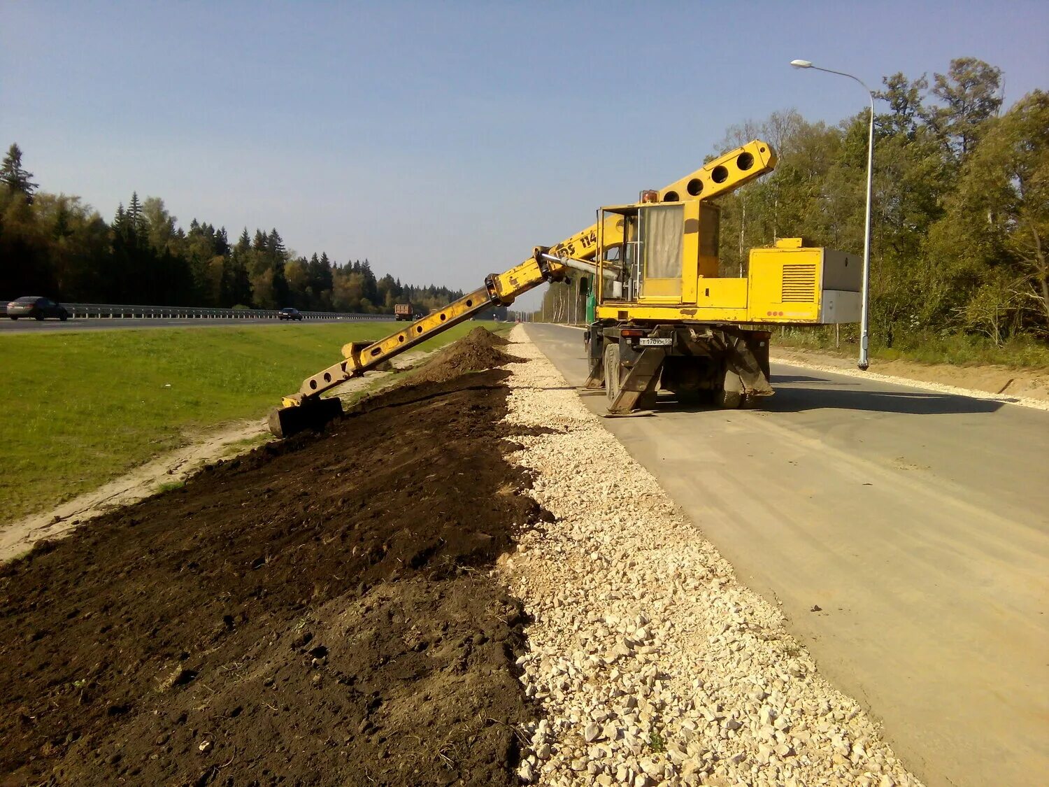 Содержание обочин. Укрепление обочин щпс. Кошение обочин. Обкос обочин дорог. Планировочный экскаватор uds 232.
