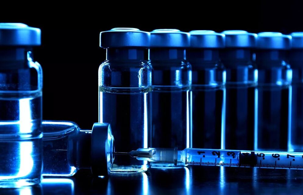 Изготовление вакцин. Производство вакцин. Лаборатория по производству вакцины. Вакцина синяя баночка. Вакцины на синем фоне.
