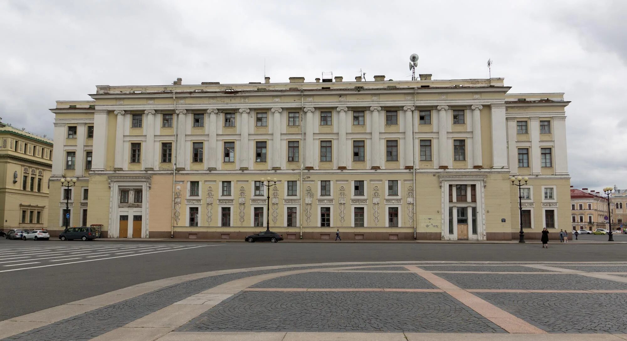 Корпуса спб. Здание штаба гвардейского корпуса в Санкт-Петербурге. Дворцовая площадь штаб гвардейского корпуса. Штаб гвардейского корпуса на Дворцовой. Здание штаба гвардейского корпуса на Дворцовой площади.