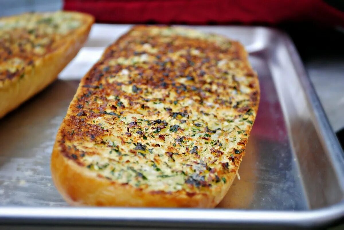 Сырный хлеб. Чесночно сырные гренки в духовке. Итальянский хлеб с чесноком. Чесночный хлеб в духовке.