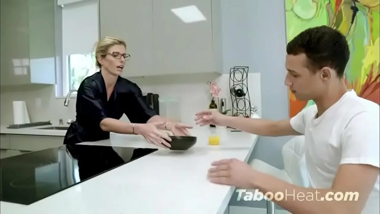 Cory chase step mom. Кори чейз step mommy. кори чейз stepmom. мачеха с пасынком на кухне.