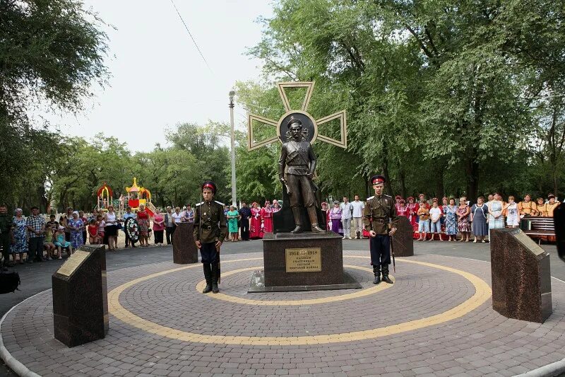 Стань станица. Памятник казакам в ст Кривянской. Станица Кривянская Ростовская область казаки. Октябрьский район Кривянская. Парк станицы привянской.