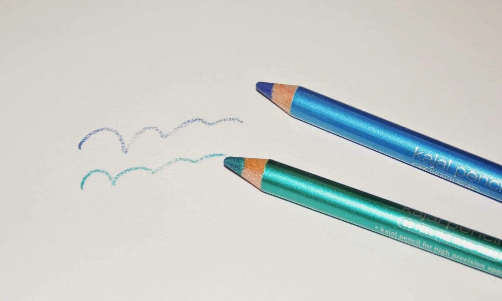 Самый лучший карандаш для глаз. Карандаш essence kajal pencil свотчи. карандаши эссенс для глаз 25. карандаш для глаз `essence` kajal тон 25. синий карандаш essence.