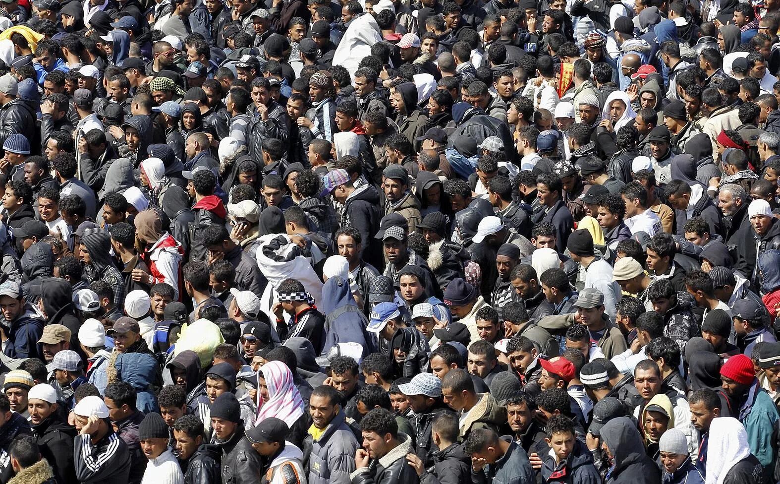 Толпа мигрантов. Толпа арабов. Толпа беженцев. Мигранты в Европе. Наибольшее количество иммигрантов