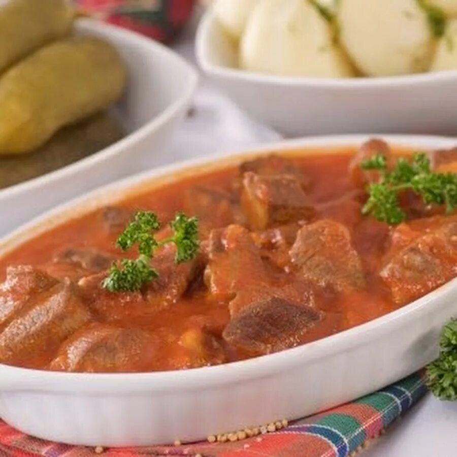 Мясо тушеное с солеными огурцами. Азу по-татарски с солеными огурцами из говядины. Азу по татарски. Татарское азу. Азу по-татарски из говядины.