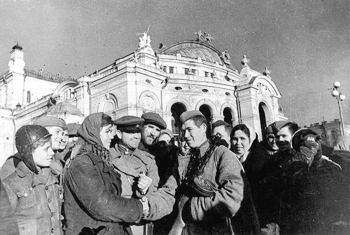 Киевская операция 1943. Освобождение столицы Украины Киева (6 ноября 1943 г.). Освобожденный Киев 1943. 6 Ноября 1943 г советские войска освободили Киев. Киев 6 ноября 1943.