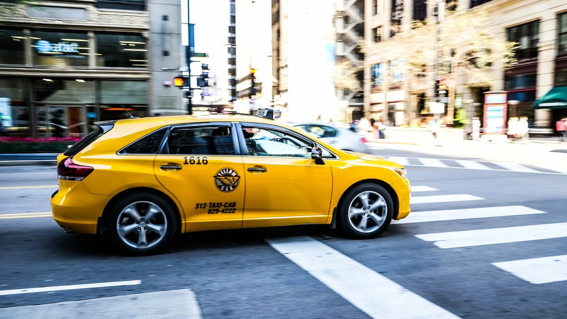 Фото такси машин. Машина "такси". Красивые машины такси. Таксист в машине. Такси крутая машина.