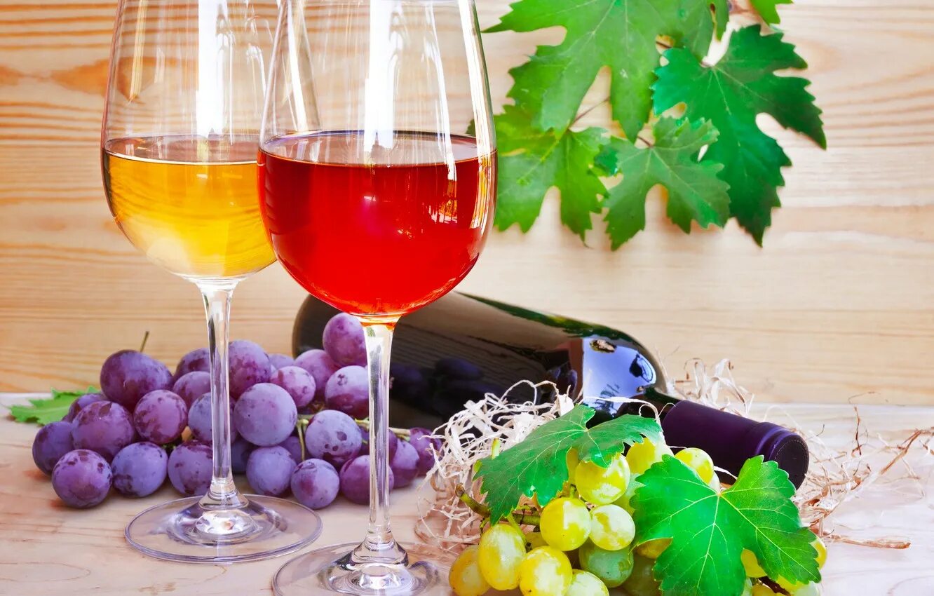 Розовое вино виноград. Вино Виноградная гроздь. Бокал с вином. Вино и фрукты. Красное и белое вино.