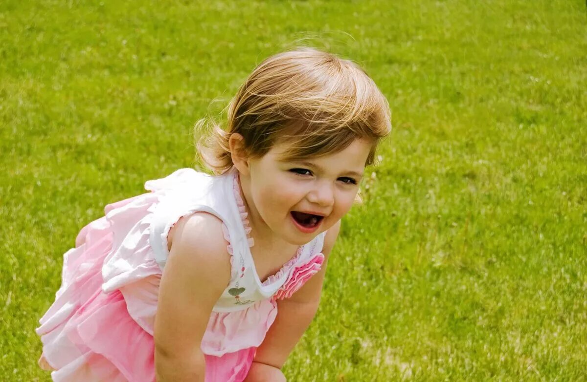 Одевание ребенка. Девочка на горшке. Ребенок на горшке. Маленькая девочка раскрывает маленькую. Смешная девочка.