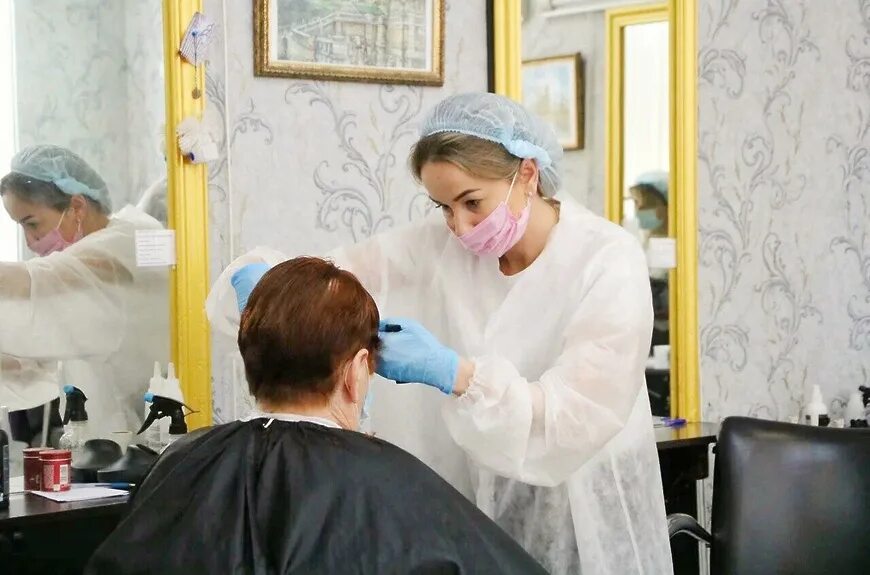 В понедельник парикмахерскую посетило 26 человек. Салоны красоты коронавирус. СИЗ В салонах парикмахерских. Парикмахерская Можайск. Вредная в парикмахерской.