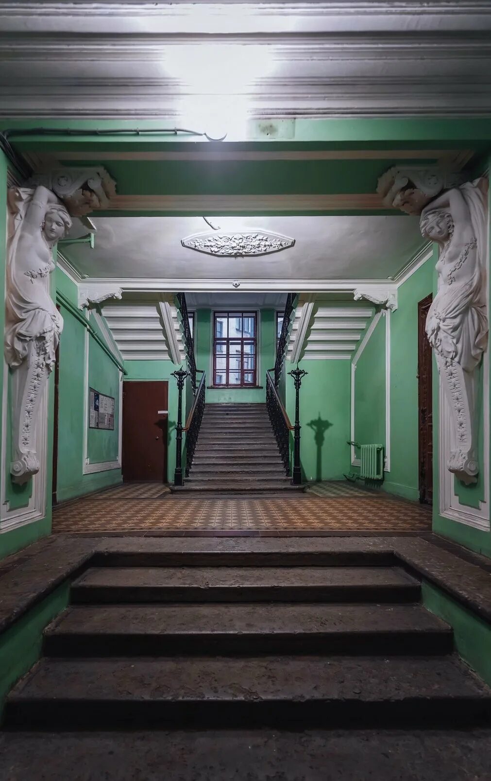 Что такое парадная в доставке. Особняк слепцова парадная. доходный дом ратькова-рожнова лестница. доходный дом хренова в санкт-петербурге парадная. парадная (санкт-петербург и ленинградская область) — подъезд.
