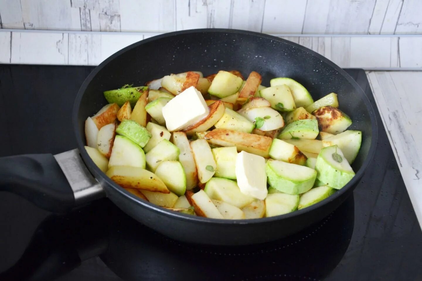 Кабачки с картошкой. Овощи кусочками на сковороде. Гарнир из картошки на сковороде. Картофель с кабачком в сковороде. Картошка на сливочном масле на сковороде