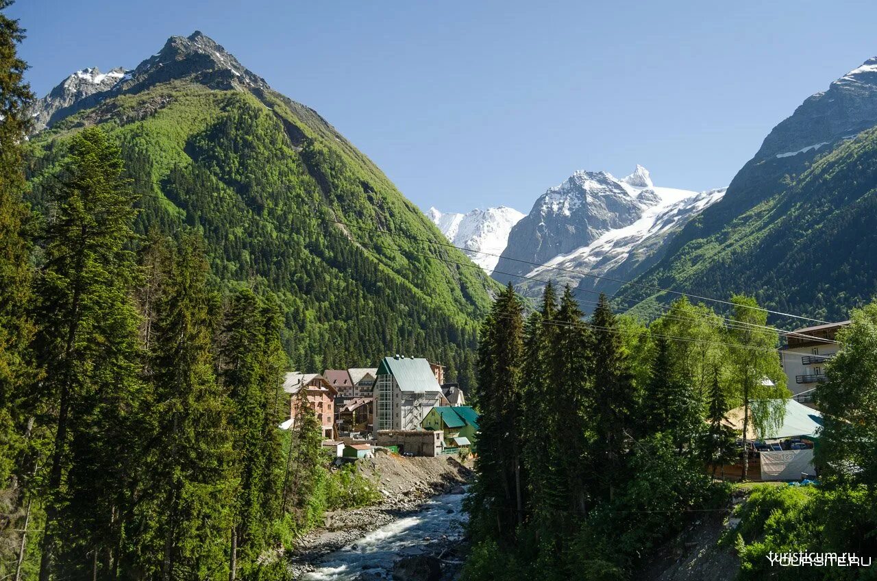 Карачаево черкесская республика сколько. Домбай (Курортный посёлок). Посёлок Домбай Карачаево-Черкесская Республика. Карачаево Черкесия Теберда Домбай. Домбай Курортный посёлок горы.