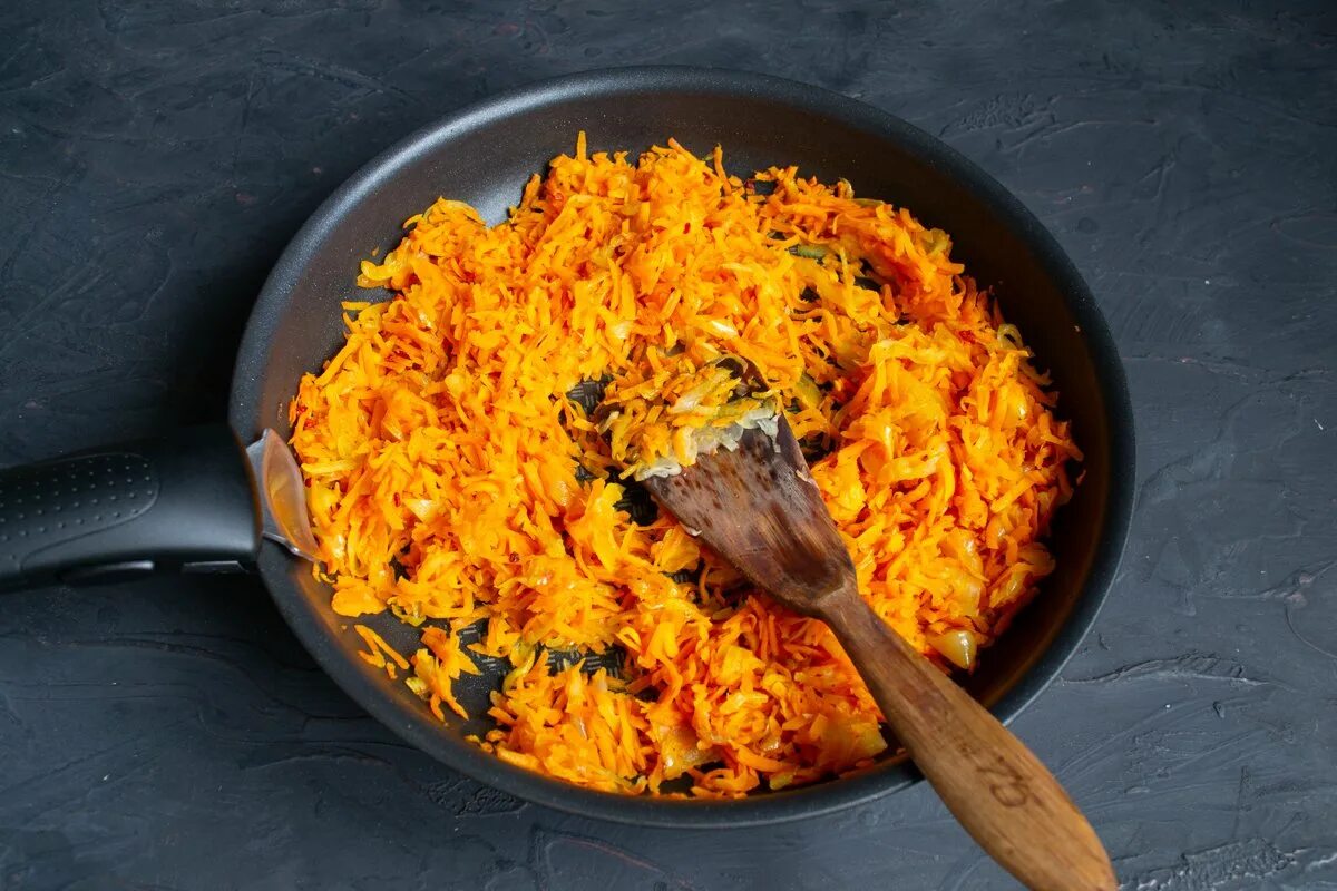 Настоящий мужской салат. Жареная морковка с луком. Жареная морковь с луком. Жареная морковка с луком. Пассированные лук и морковь.