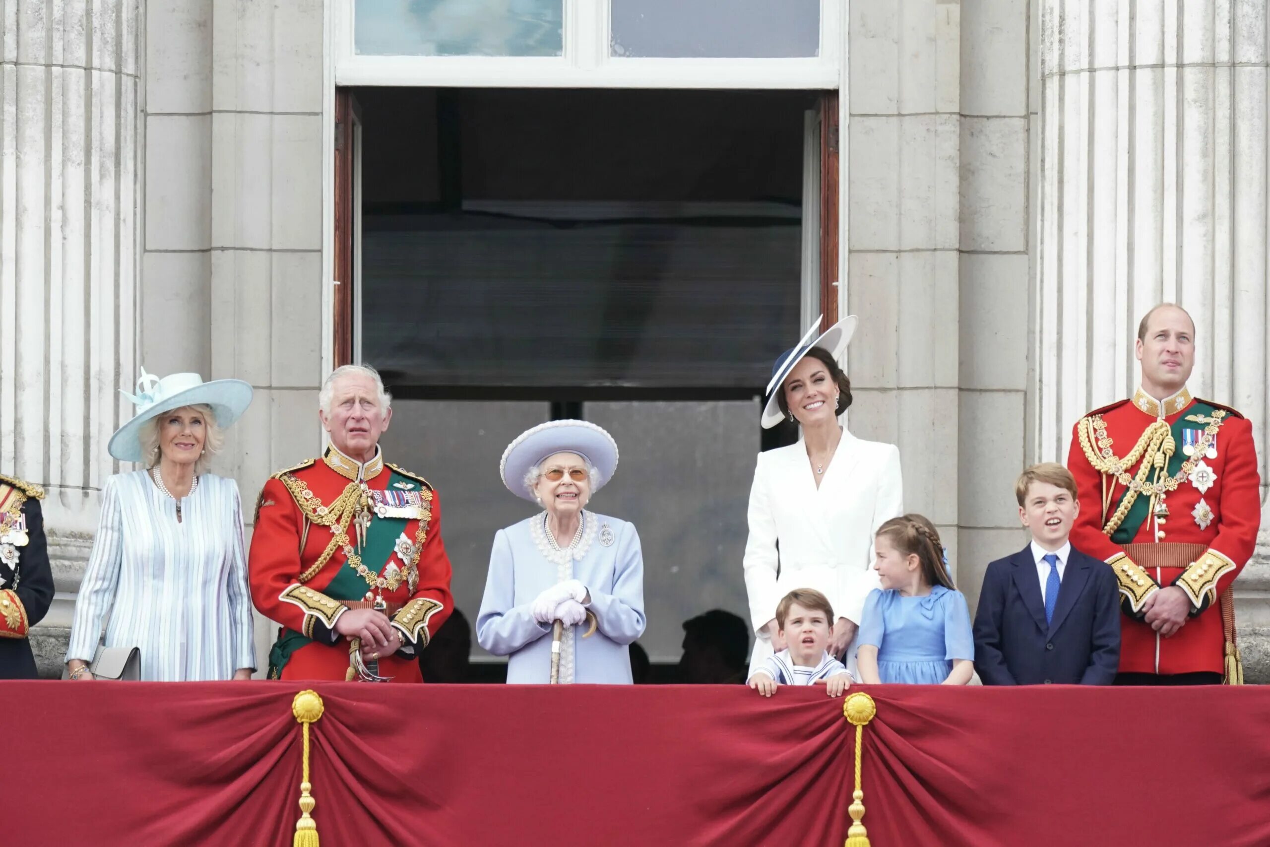Королева отметила день рождения. Букингемский дворец Королевская семья. Платиновый юбилей Елизаветы 2 Кейт Миддлтон.