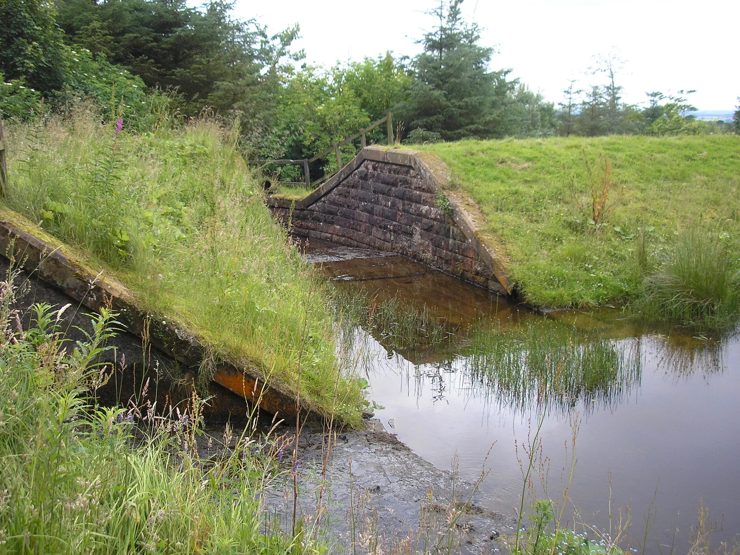 Дамба обвалования русла реки. Земляная река. Каменная запруда на ручье. Дамба обвалованная земляная. Земляной обрыв.