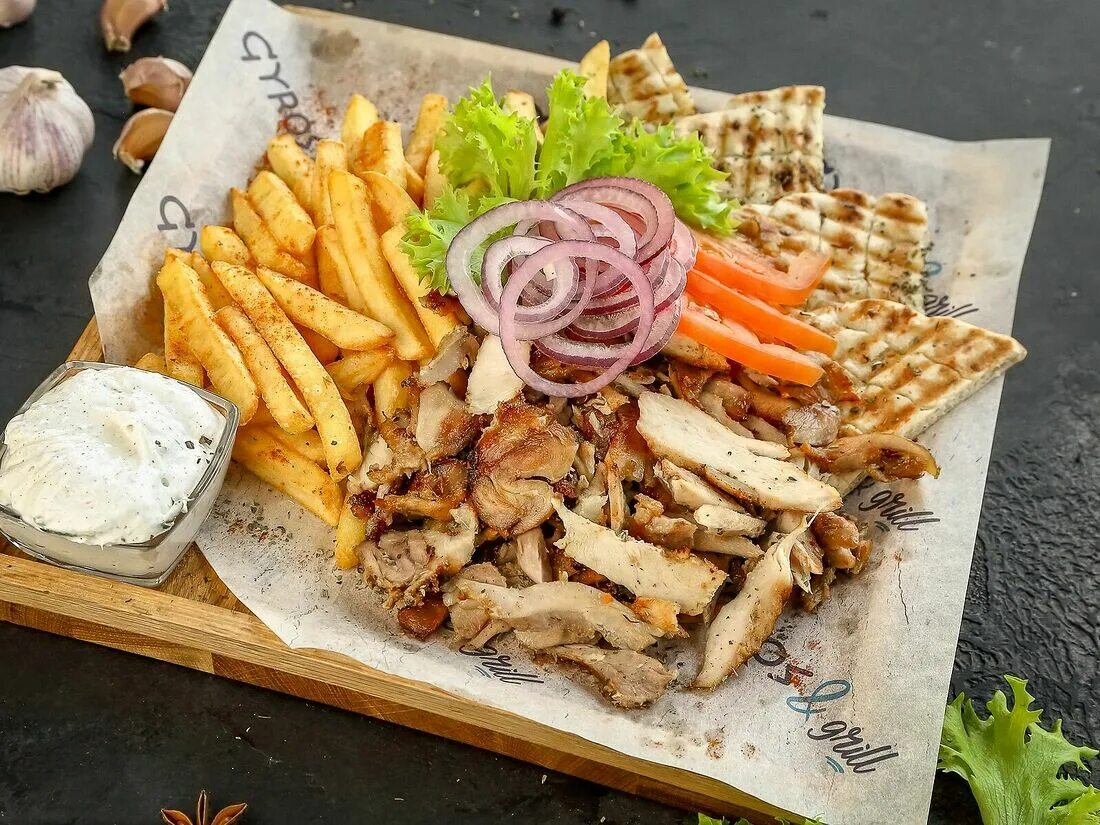 Заказать Сувлаки со свининой или курицей (Для вас), 365 ₽ - доставка из "Gyros &