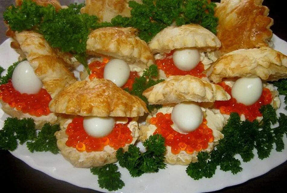 Салат раковина с жемчужиной. Салат ракушка. Салат ракушка фото. Оформление салата ракушечка. Салат морская жемчужина.
